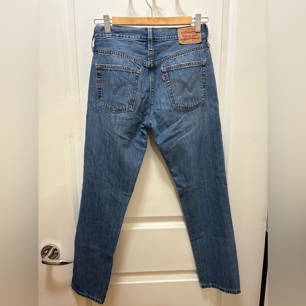 Levi's Classic Blue Denim Jeans - Picture 2 of 3